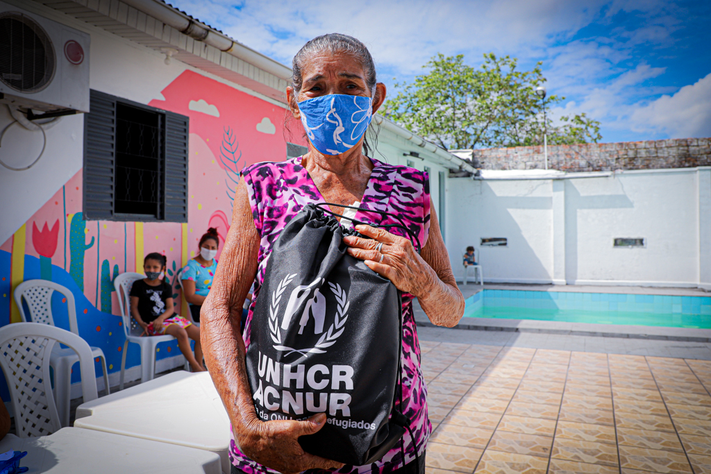 Une réfugiée vénézuélienne collecte des articles de première nécessité distribués par le HCR à Manaus, dans le nord du Brésil.