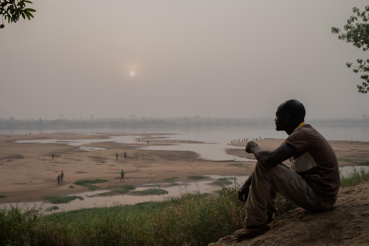 Un réfugié regarde en direction de la CAR, de l'autre côté du fleuve