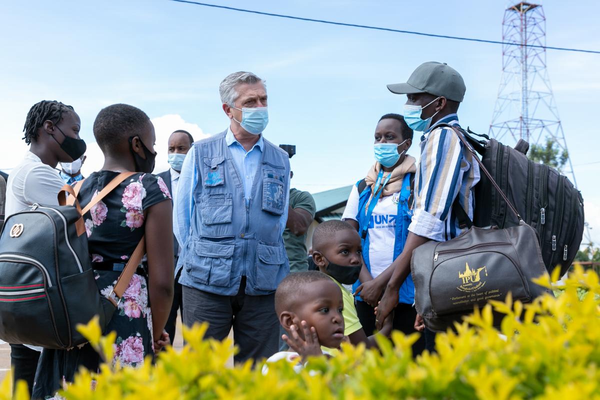 Filippo Grandi en discussion avec des réfugiés burundais ayant décidé de rentrer au pays. ©UNHCR/Eugene Sibomana
