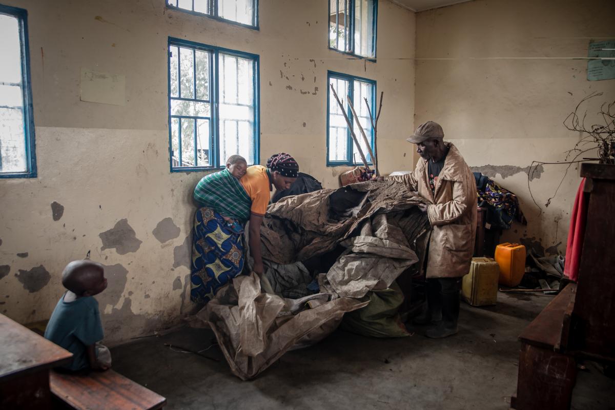 Jean, Espérance und ihre Kinder haben Zuflucht in einer Schule nach dem Vulkanausbruch gefunden.© UNHCR/Guerchom Ndebo
