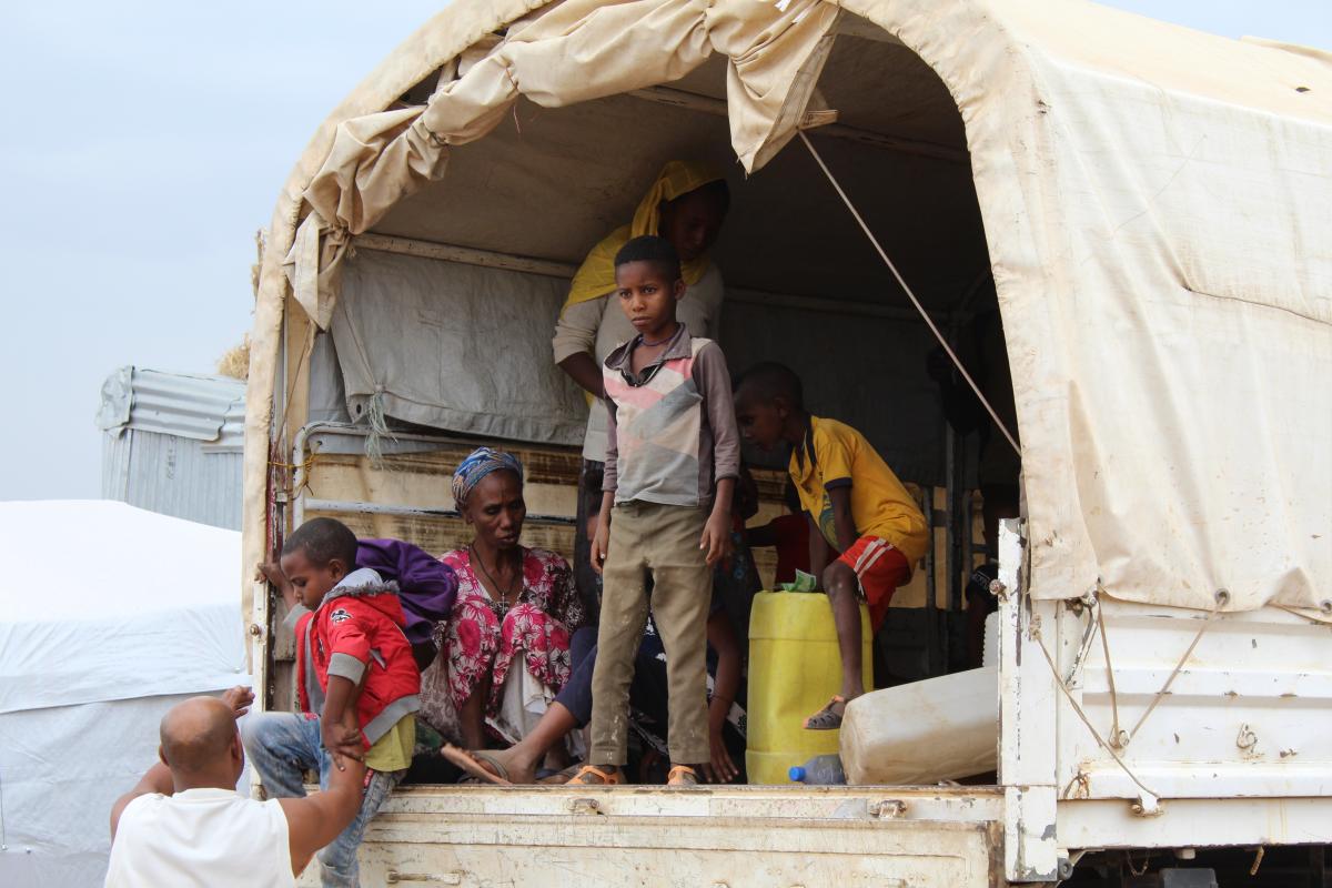 Tausende von eritreischen Flüchtlingen mussten nach der Zerstörung ihres Camps eine neue Unterkunft finden. ©UNHCR/Hanna Qassis