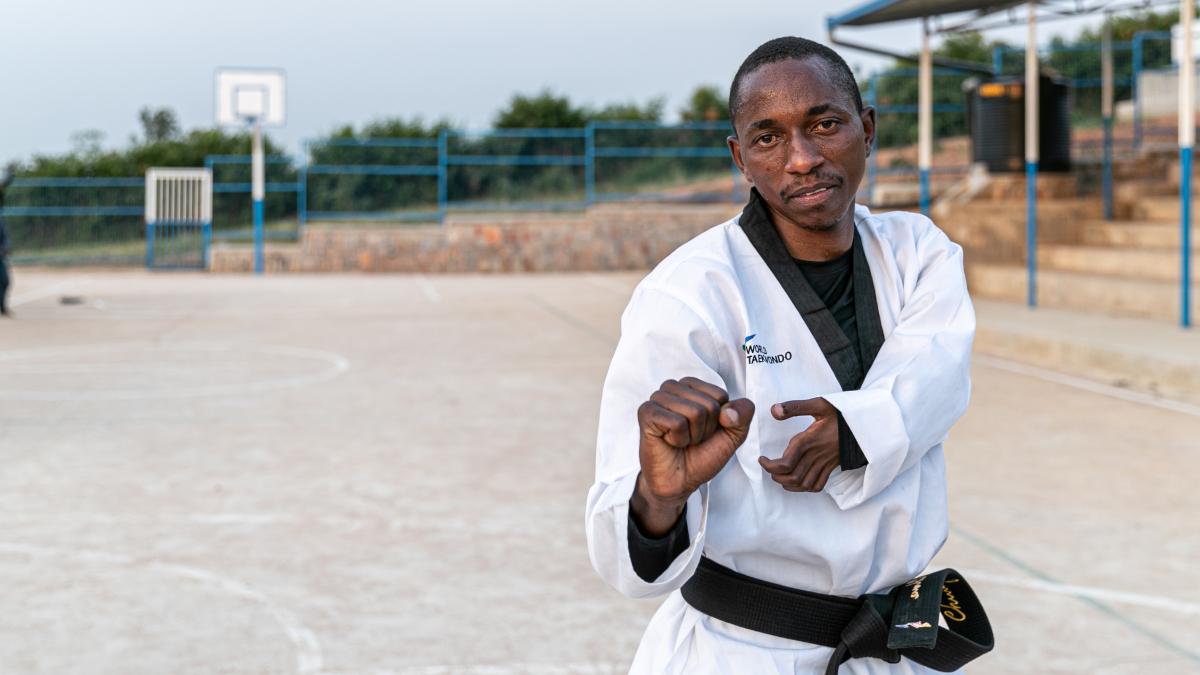Parfait Hakizimana hat in dem Flüchtlingscamp, zu dem er geflohen ist, einen Taekwondo-Club gegründet. ©UNHCR/Eugene Sibomana