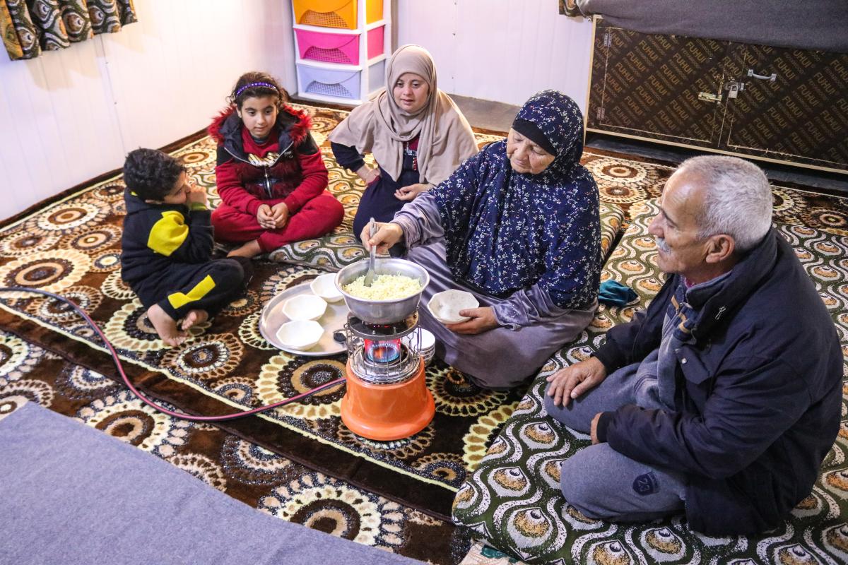 Die finanzielle Unterstützung half Um Ismael's gesamter Familie, den Winter zu überleben. ©UNHCR/Yousef Alhariri