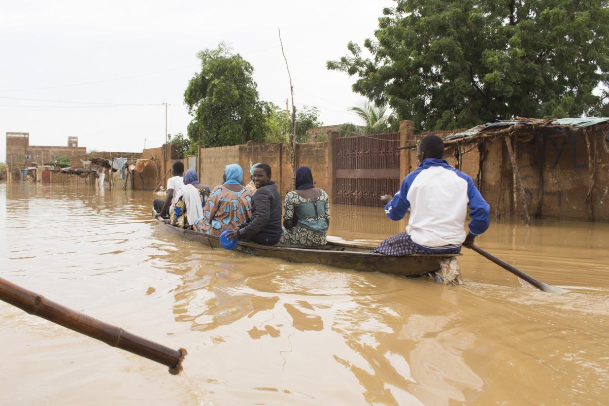 Flüchtlinge bewegen sich nach schweren Überschwemmungen mit Kanus durch die Strassen von Niamey, Niger. ©UNHCR/B Younoussa Siddo