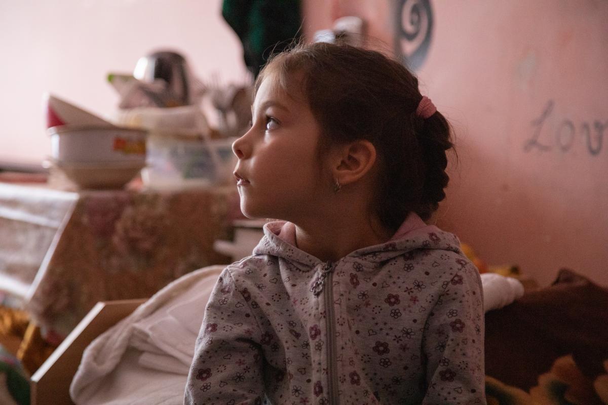 Milana, 6 ans, a fui avec sa mère et grand-mère. La plupart des réfugiés sont des femmes et des enfants. ©UNHCR/Igor Karpenko