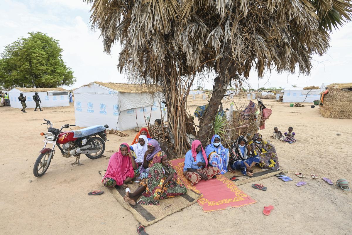 High Commissioner meets families displaced by climate change clashes.  © UNHCR/Colin Delfoss